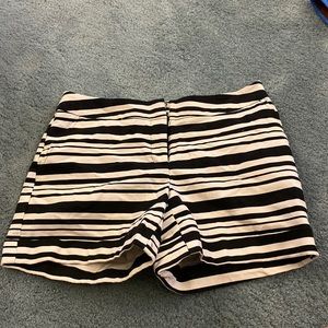 Black and white fabric shorts. Size: 8
